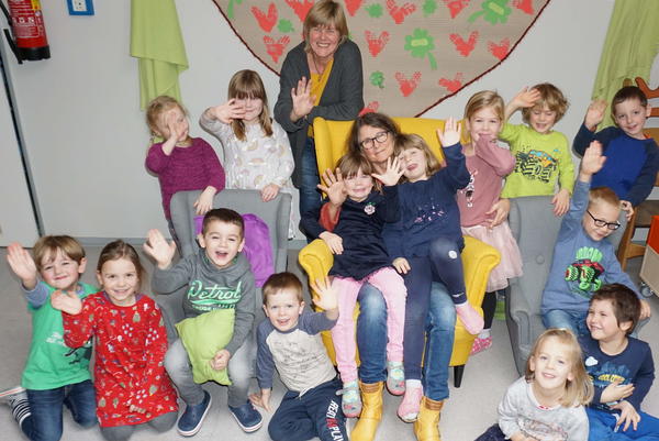 Gaby Beckel (auf dem Sessel) räumt ihren Stuhl für Christiane Moll (dahinter): Die Kinder haben beide lieb.