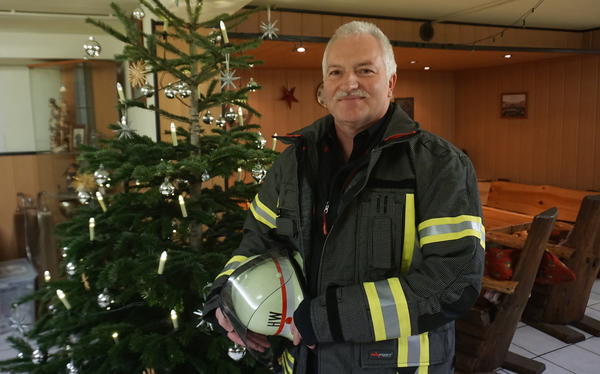 Einsatzbereit unter dem Weihnachtsbaum: Uwe Wolfsdorff, der neue Chef der Feuerwehr in Gevelsberg.