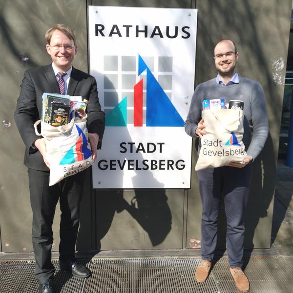 Bürgermeister Claus Jacobi und Christian Lunkenheimer freuen sich über die Solidarität in Gevelsberg