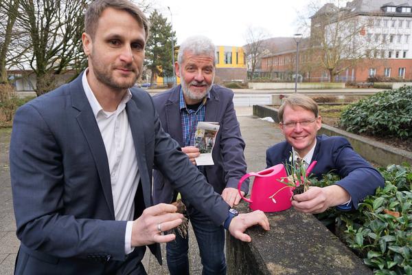 Wettbewerb "Blühende Gärten" geht 2020 in eine neue Runde, Fachbereichsleiter Björn Remer, Umweltbeauftragter Matthias Sprenger und Bürgermeister Claus Jacobi freuen sich auf zahlreiche Bewerbungen (v.l.n.r.)