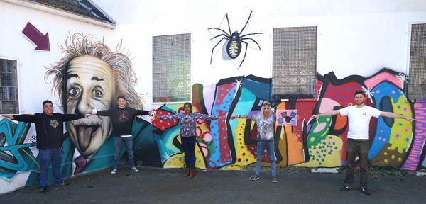 Immer auf Abstand. Das »Libber-Team« vor der Graffiti-Wand auf dem Hof des Jugendzentrums. 