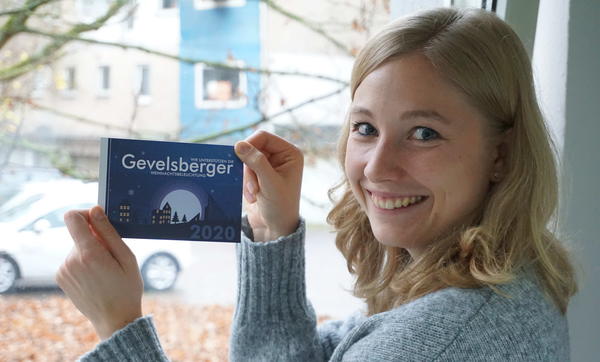 Citymanagerin Lena Becker mit dem Aufkleber, den alle von ProCity bekommen, die sich für die Weihnachtsbeleuchtung in Gevelsberg engagiert haben. 