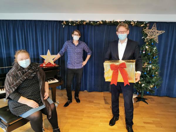 Dagmar Tewes, Marius Peters und Claus Jacobi freuen sich auf den virtuellen Adventskalender