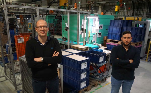 Vor zehn Jahren hat der Gevelsberger Unternehmer Lars Denk (links) den ersten Ausbildungsvertrag mit einem Hauptschüler geschlossen. Inzwischen ist Benedetto Tuccio (rechts) Schichtführer in seinem Kunststoffbetrieb.