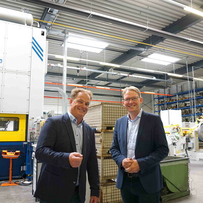 Unternehmer Thomas Vieting (links) führt Bürgermeister Claus Jacobi durch den Betrieb.