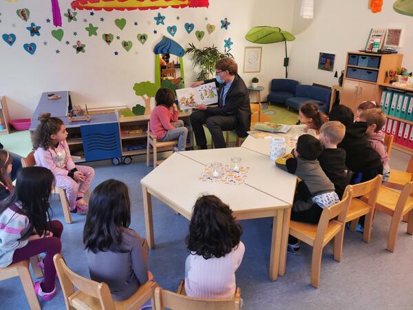 Bürgermeister Claus Jacobi beim bundesweiten Vorlesetag in der Kita St. Engelbert 