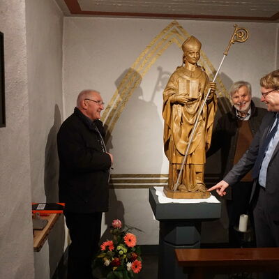 Pastor Martin Stais, Alt-Bürgermeister Klaus Solmecke und Bürgermeister Claus Jacobi (von links) vor der Skulptur von Englbert.
