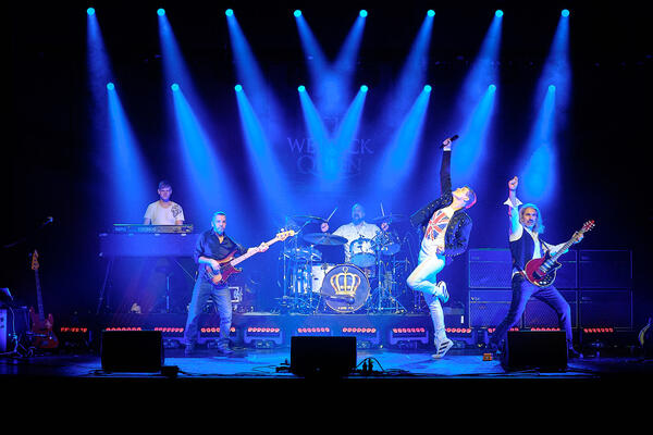 Drei Stunden wirbelt »We Rock Queen« über die Bühne und erinnert an die legendäre Gruppe.