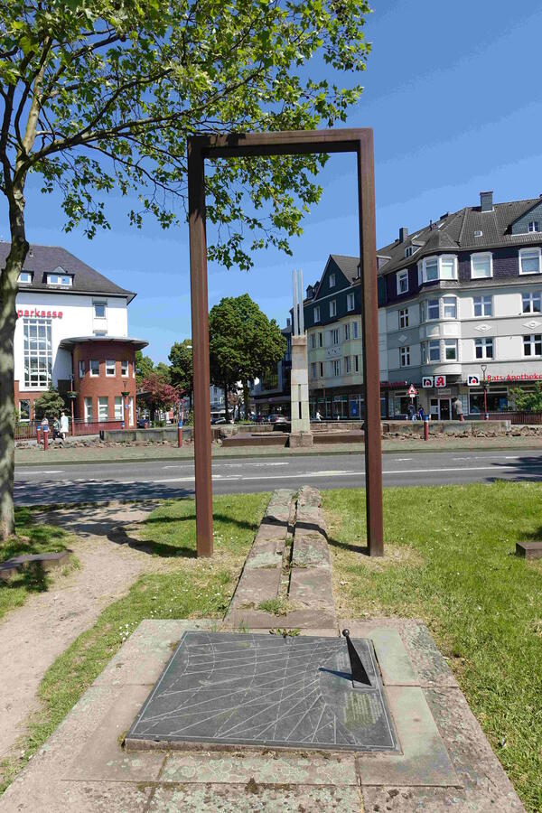 Der zweite Teil des Gevelsberger Stadtzeichens liegt in einer Achse zur Harfe im Park vor dem Rathaus.