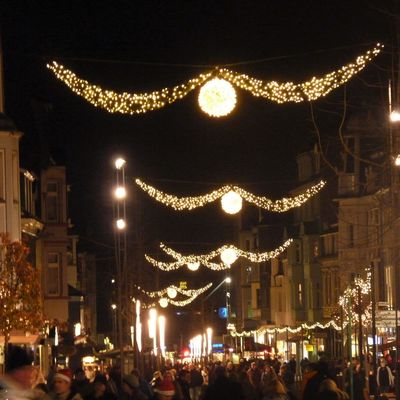 Mittelstraße mit Weihnachtsbeleuchtung