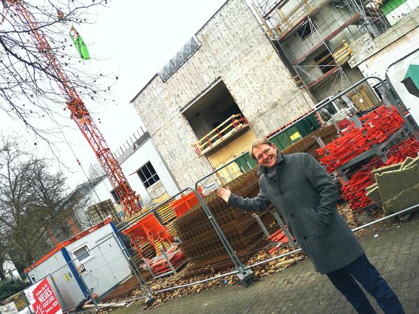 Bürgermeister Claus Jacobi vor der Baustelle Kaufland, Januar 2020