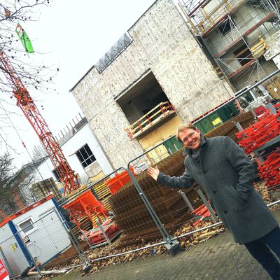 Bürgermeister Claus Jacobi vor der Baustelle Kaufland, Januar 2020
