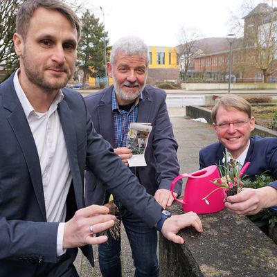 Wettbewerb "Blühende Gärten" geht 2020 in eine neue Runde, Fachbereichsleiter Björn Remer, Umweltbeauftragter Matthias Sprenger und Bürgermeister Claus Jacobi freuen sich auf zahlreiche Bewerbungen (v.l.n.r.)
