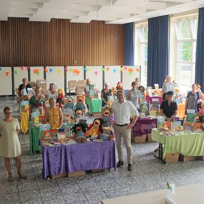 Unsere Kindertagesstätten sind bunt - Übergabe der Sprach- und Bildungsförderpakete durch Bürgermeister Claus Jacobi, die Verantwortlichen des Büros für Vielfalt und Zukunftschancen sowie die Stadtbücherei. 