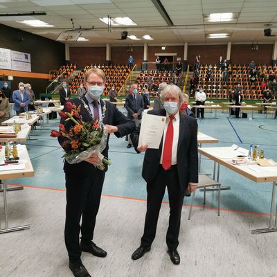 Ratsältester Gerd Vollmerhaus gratuliert Bürgermeister Claus Jacobi