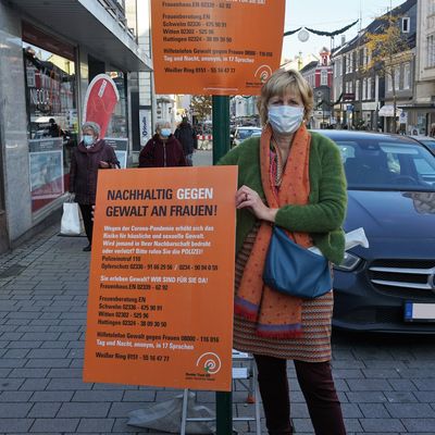 Gleichstellungsbeauftragte Christel Hofschröer beim Aufhängen der Plakate in der Gevelsberger Innenstadt