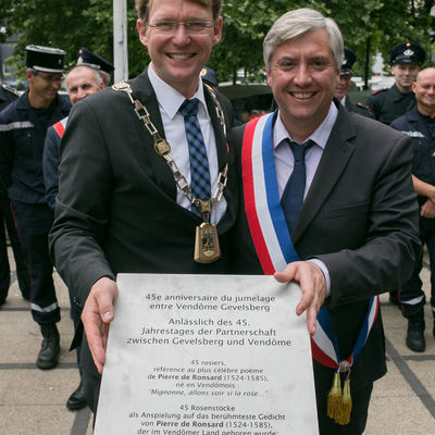 Bürgermeister Claus Jacobi und der damalige Vendômer Bürgermeister Pascal Brindeau, mit der Tafel, die die Rosen ziert