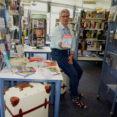 Eine große Auswahl von Reiseführern legt Gabriele Linden den Besuchern der Stadtbücherei ans Herz.