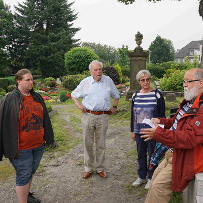 Zwischenstopp am Grab der Gevelsberger Stadthistorikerin Dr. Margarete Korn.