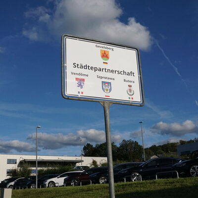 Acht neue Schilder - hier an der Rosendahler Straße - weisen nun auf die Partnerstädte von Gevelsberg hin.