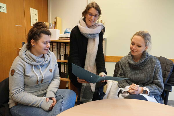 »Wir sind keine Schlipsträger, das hilft bei den Gesprächen«: Melanie Bandusch, Nora Nörenberg und Laura Kleuser (von links) vom Projekt »Jugend stärken im Quartier«.