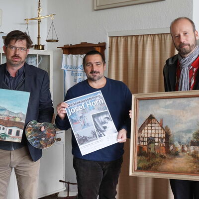 Andreas Belz, Marco Marcegaglia und Thorsten Prinz (von links) bereiten die Ausstellung mit den Werken von Josef Horn vor.