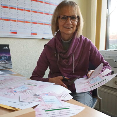 Helferin für das Christkind: Die Gevelsberger Seniorenbeauftragte Daniela Alze schneidet die Wunschengel aus.