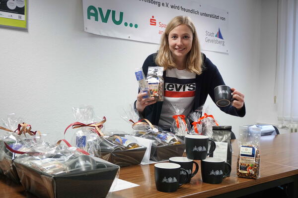 Die Geschenk-Arrangements mit der neuen Gevelsberg-Tasse hat City-Managerin Lena Becker (Bild) zusammen mit ihrer ehrenamtlichen Helferin Anja Hedtkamp verpackt.