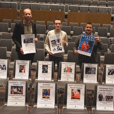 Thorsten Prinz, Noel Schröder (FSJ-ler im Bereich Kultur) und Marco Marcegaglia (von links) mit einer kleinen Auswahl der Plakate