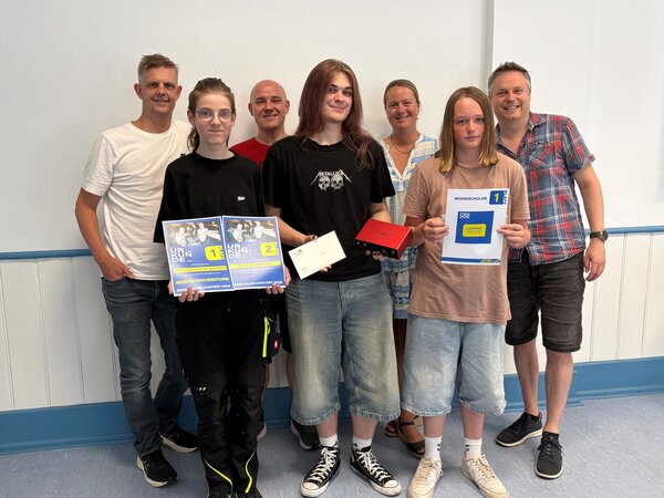 Die Preistr�ger Colin Hirdes, Philipp Ibing und Paul Aschoff (von links nach rechts). Im Hintergrund sind Oliver Rehmann (Musikschule), Kevin Schimnick (F�rderverein Vorsitzender), Sonja Quasigroch (stellvertretende B�rgermeisterin) und Martin Rex (Musikschule) zu sehen.
